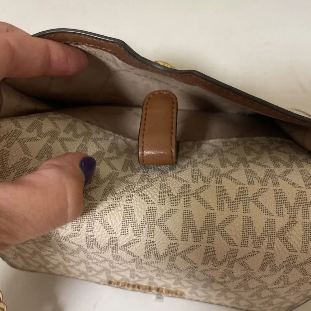 Michael Kors Jet Set Vanilla Multifunctional  Crossbody Wallet Handbag